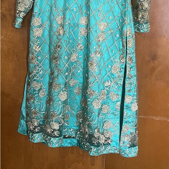 Large three pieces organza embroidered shirt silk pants and chunri doupata - Picture 3 of 6